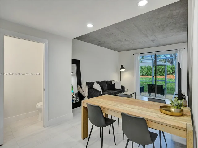 912 Sevilla Cir, Weston FL 33326