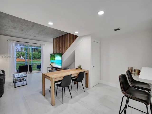 912 Sevilla Cir, Weston FL 33326