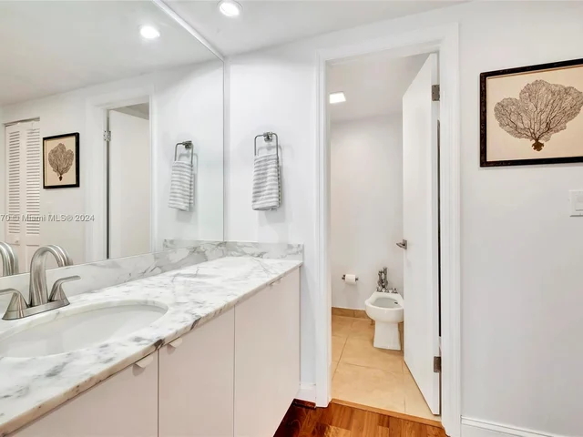 177 SE Ocean Lane Dr # 509, Key Biscayne FL 33149