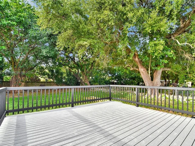 585 NW 51st St, Miami FL 33127