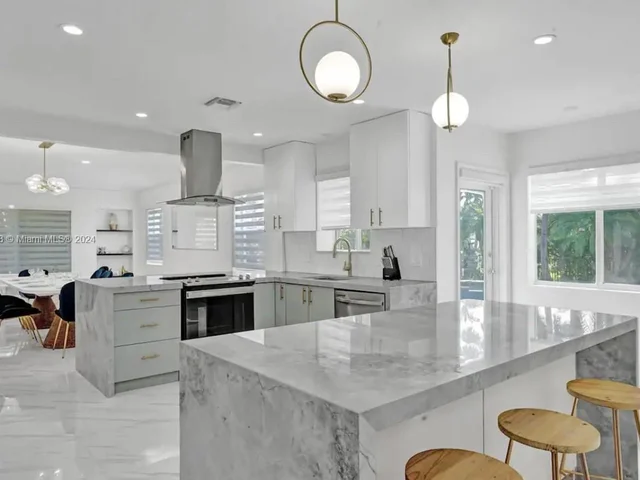 725 Harrison St, Hollywood FL 33019