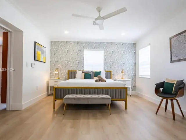 725 Harrison St, Hollywood FL 33019