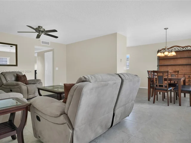 251 SW 132nd Way # 118H, Pembroke Pines FL 33027