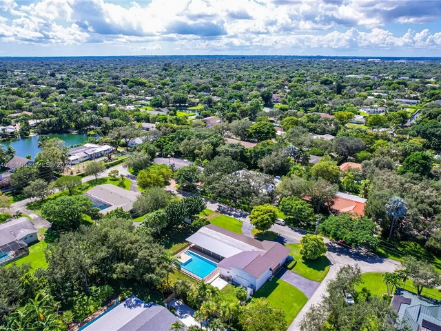 12525 SW 68 Ct, Pinecrest FL 33156