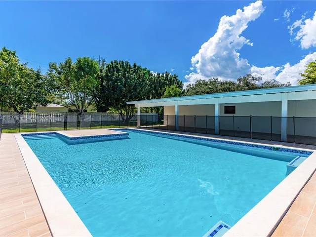 12525 SW 68 Ct, Pinecrest FL 33156