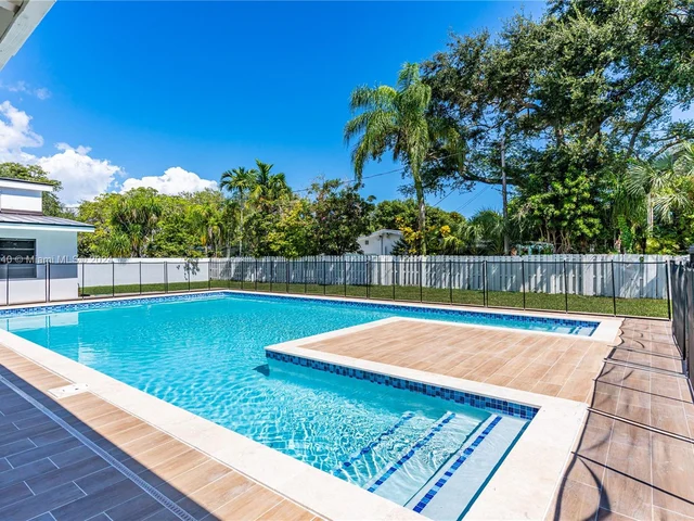 12525 SW 68 Ct, Pinecrest FL 33156