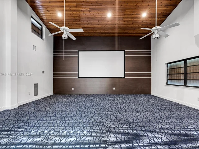 12525 SW 68 Ct, Pinecrest FL 33156