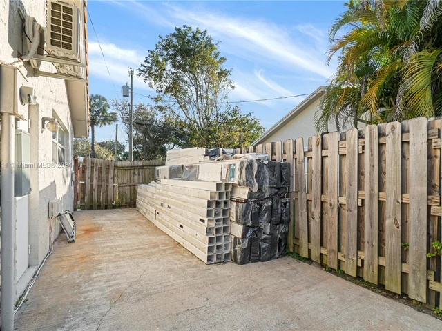 11531 NW 26th St, Plantation FL 33323