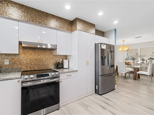 11531 NW 26th St, Plantation FL 33323