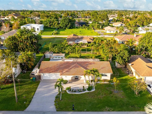 11531 NW 26th St, Plantation FL 33323