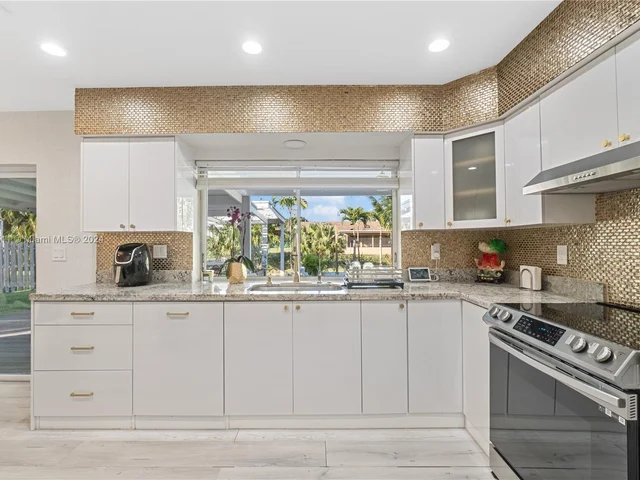 11531 NW 26th St, Plantation FL 33323