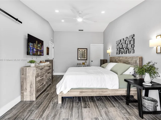 12326 SW 111th S Canal St Rd # 12326, Miami FL 33186