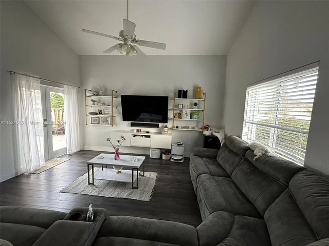 801 W Beckley Sq, Davie FL 33325