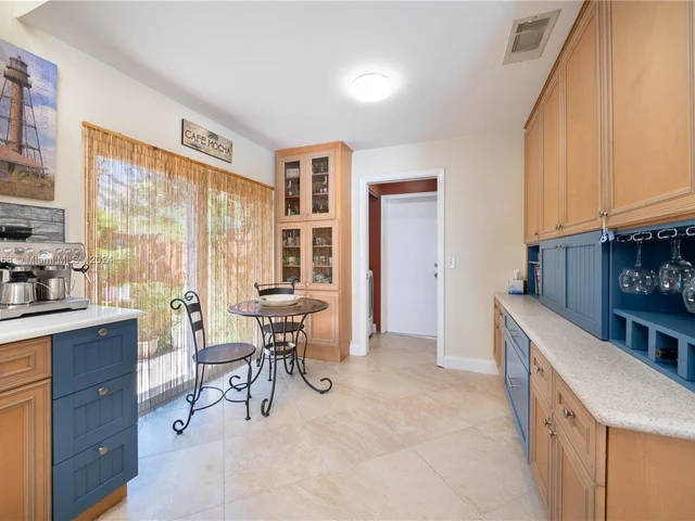 9500 NW 10th St, Plantation FL 33322