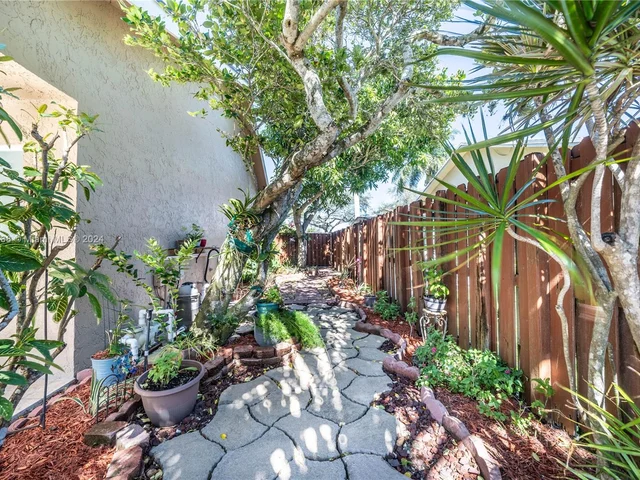 9500 NW 10th St, Plantation FL 33322