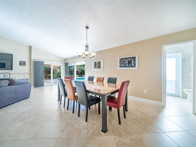 9500 NW 10th St, Plantation FL 33322