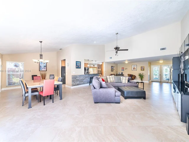 9500 NW 10th St, Plantation FL 33322