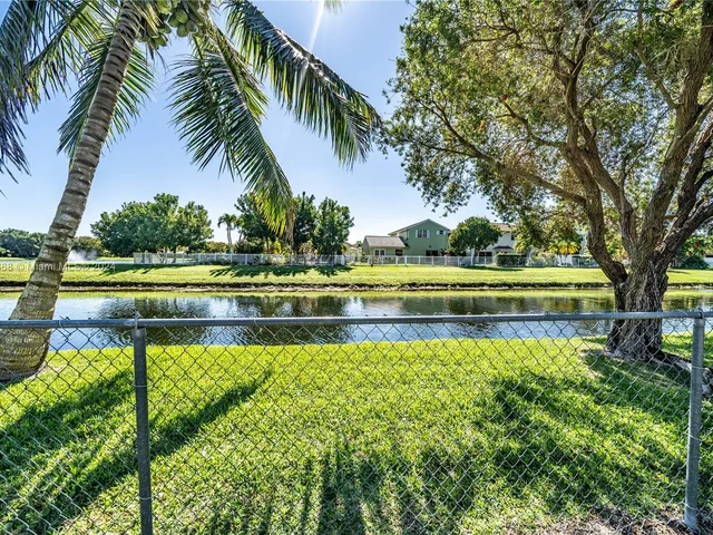 9500 NW 10th St, Plantation FL 33322