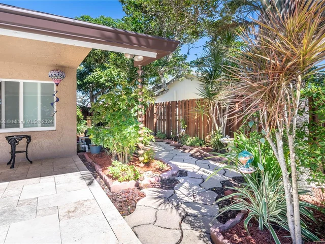 9500 NW 10th St, Plantation FL 33322