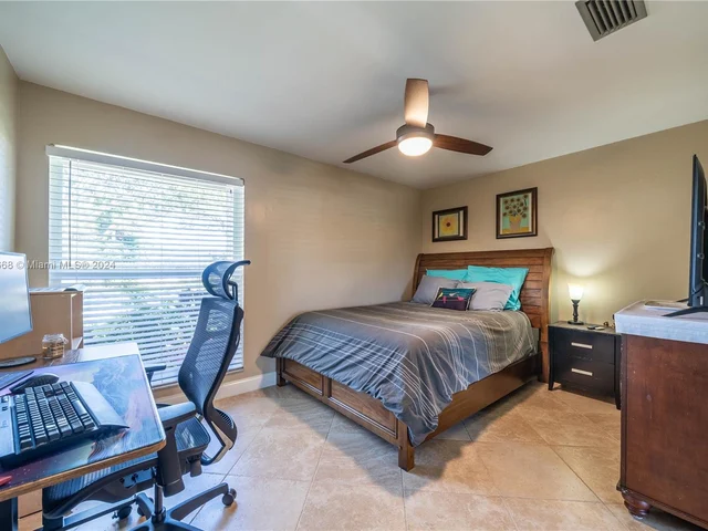 9500 NW 10th St, Plantation FL 33322