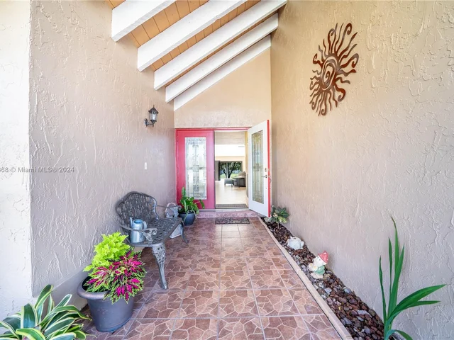 9500 NW 10th St, Plantation FL 33322