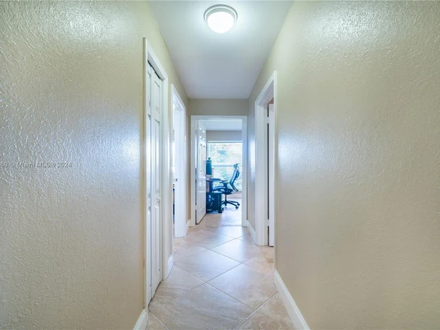 9500 NW 10th St, Plantation FL 33322