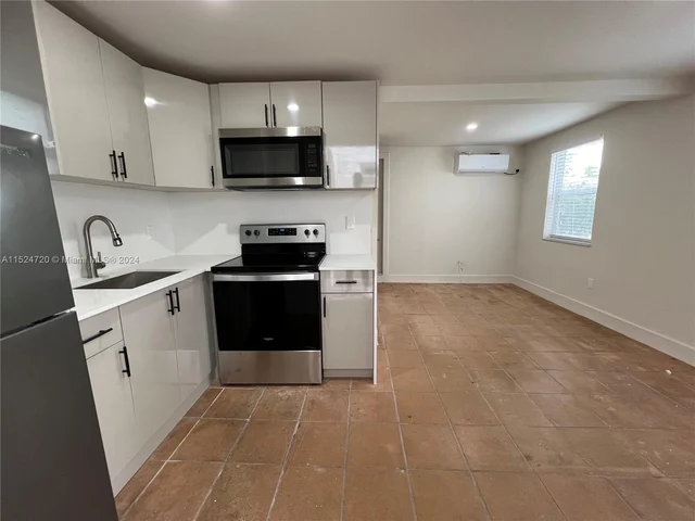 893 NE 81st St # 5, Miami FL 33138