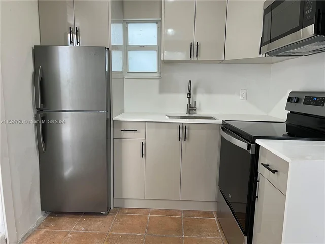 893 NE 81st St # 5, Miami FL 33138