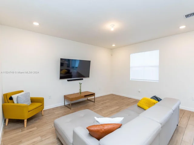 839 SE 17th Ct, Homestead FL 33034