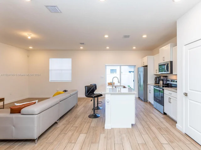 839 SE 17th Ct, Homestead FL 33034