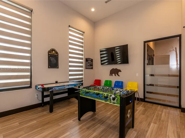 8836 NW 161st Ter, Miami Lakes FL 33018