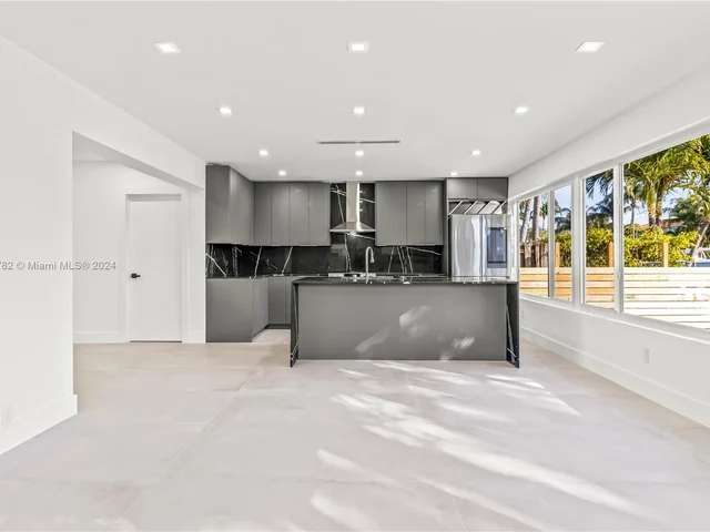 660 SE 4th Ave, Pompano Beach FL 33060