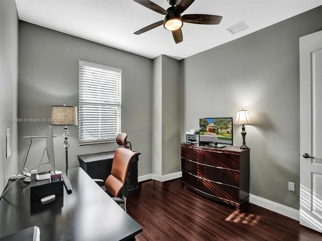 5208 Falcon Trl, Davie FL 33314