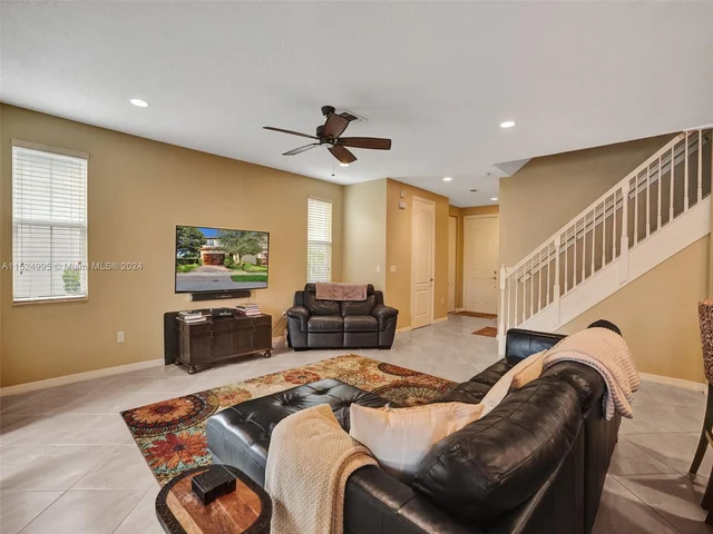 5208 Falcon Trl, Davie FL 33314