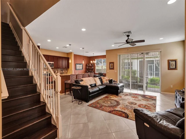 5208 Falcon Trl, Davie FL 33314