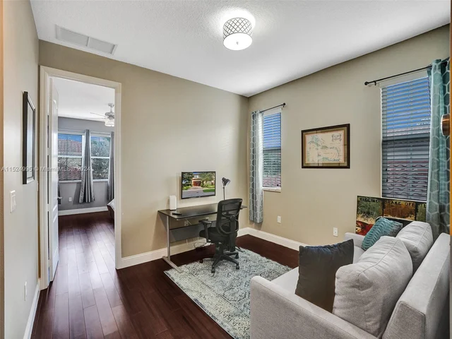 5208 Falcon Trl, Davie FL 33314