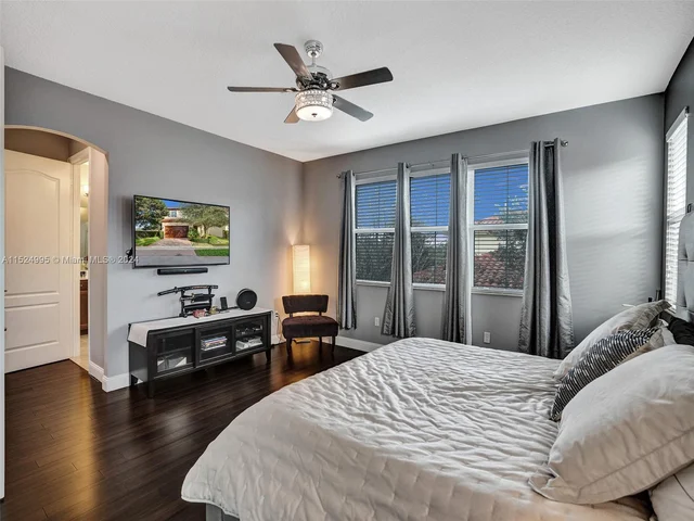 5208 Falcon Trl, Davie FL 33314