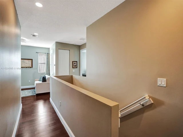 5208 Falcon Trl, Davie FL 33314