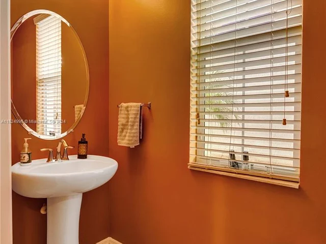 5208 Falcon Trl, Davie FL 33314