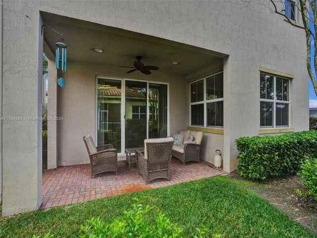 5208 Falcon Trl, Davie FL 33314