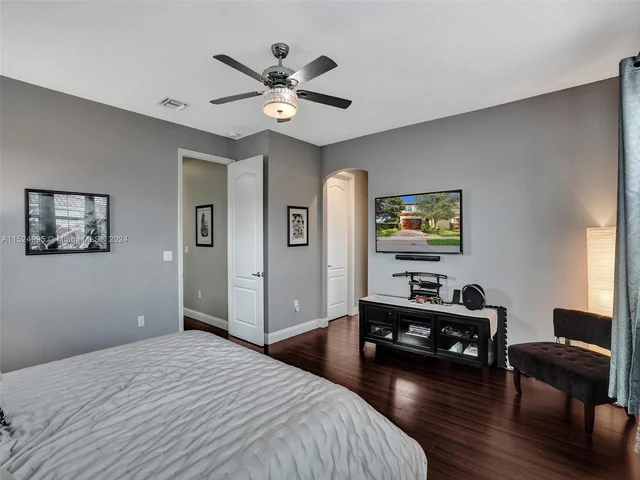 5208 Falcon Trl, Davie FL 33314