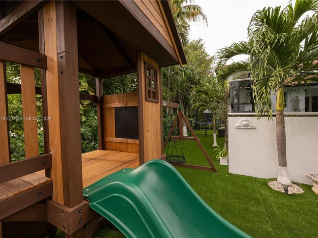 7125 Los Pinos Blvd, Coral Gables FL 33143