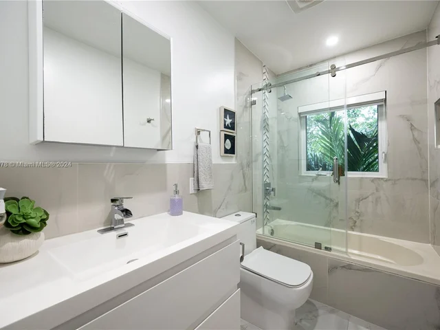 7125 Los Pinos Blvd, Coral Gables FL 33143