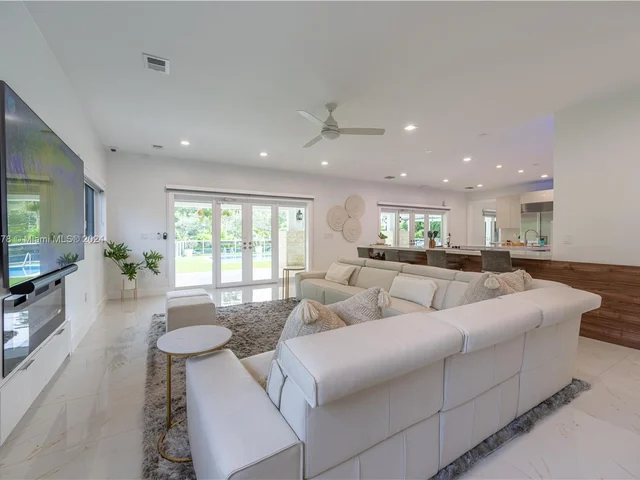 7125 Los Pinos Blvd, Coral Gables FL 33143