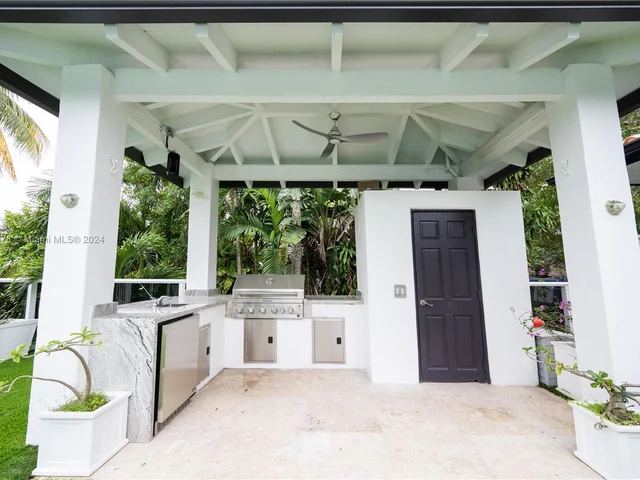 7125 Los Pinos Blvd, Coral Gables FL 33143