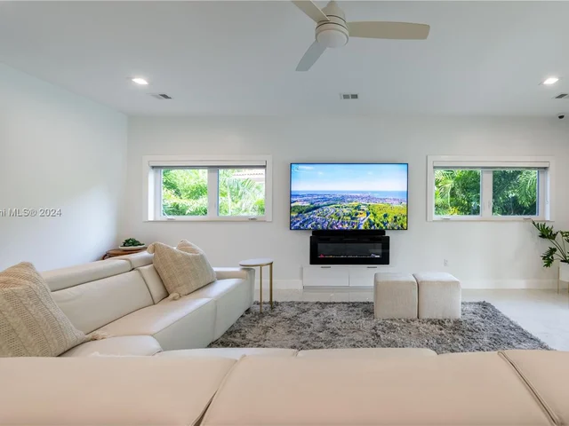 7125 Los Pinos Blvd, Coral Gables FL 33143