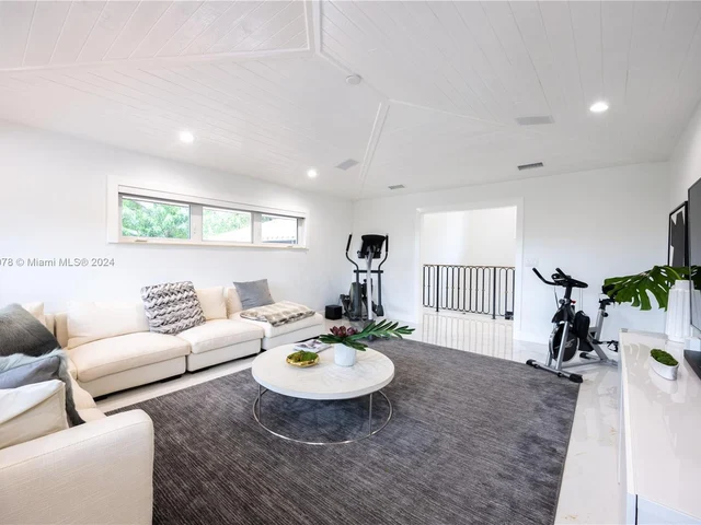 7125 Los Pinos Blvd, Coral Gables FL 33143