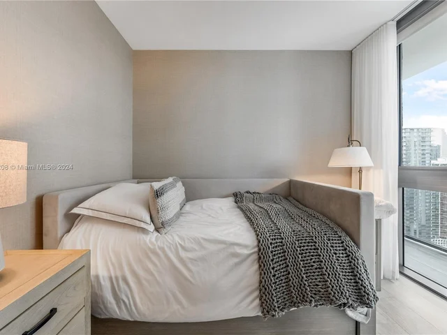 55 SW 9th St # 4001, Miami FL 33130