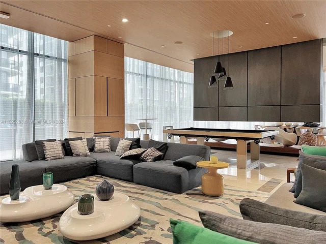 55 SW 9th St # 4001, Miami FL 33130