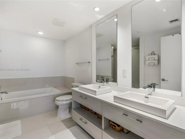 55 SW 9th St # 4001, Miami FL 33130